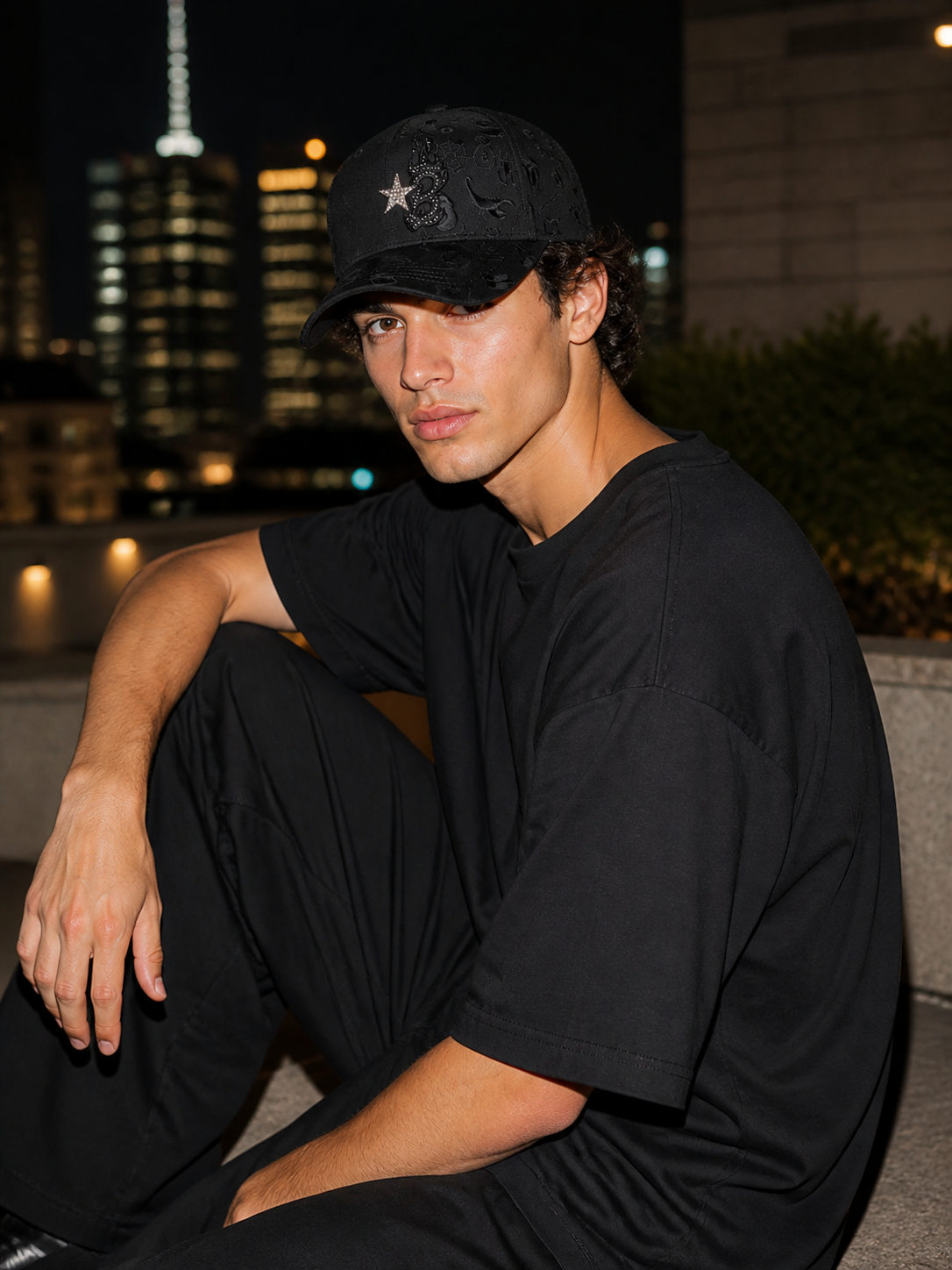 Editorial nocturna con flash de la gorra ABz disponible en Imperious
