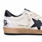 Detalle del talón negro y el gráfico posterior de Golden Goose Ball Star