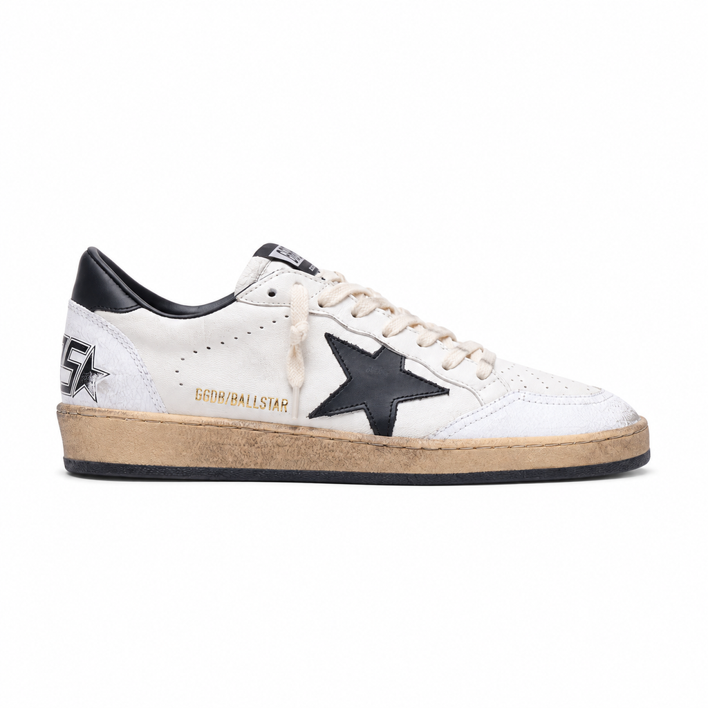 Vista lateral de Golden Goose Ball Star blanca con estrella y talón negros