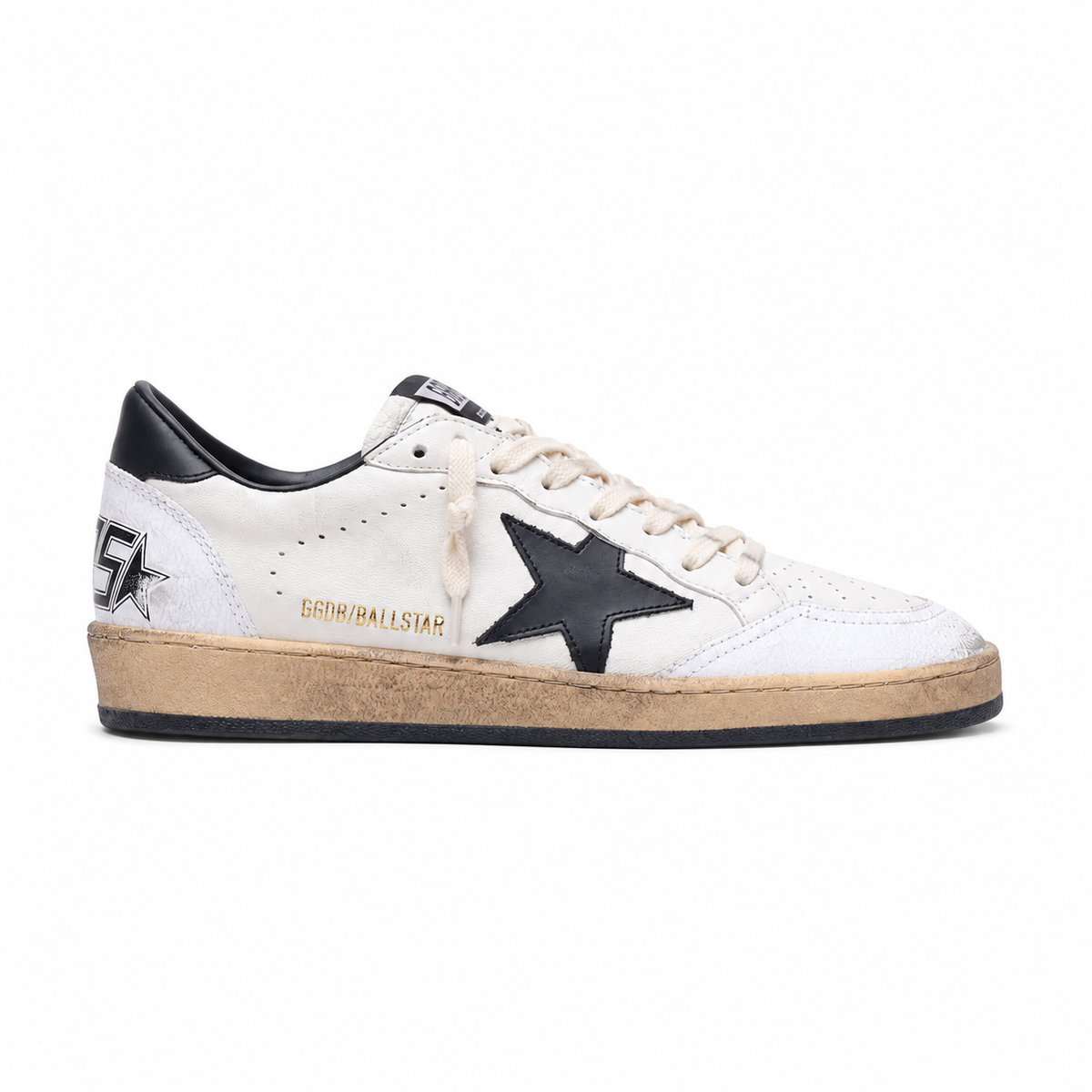 Vista lateral de Golden Goose Ball Star blanca con estrella y talón negros
