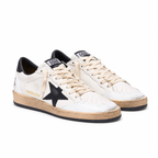Par Golden Goose Ball Star blanco y negro en perspectiva, con etiquetas GGDB en las lengüetas