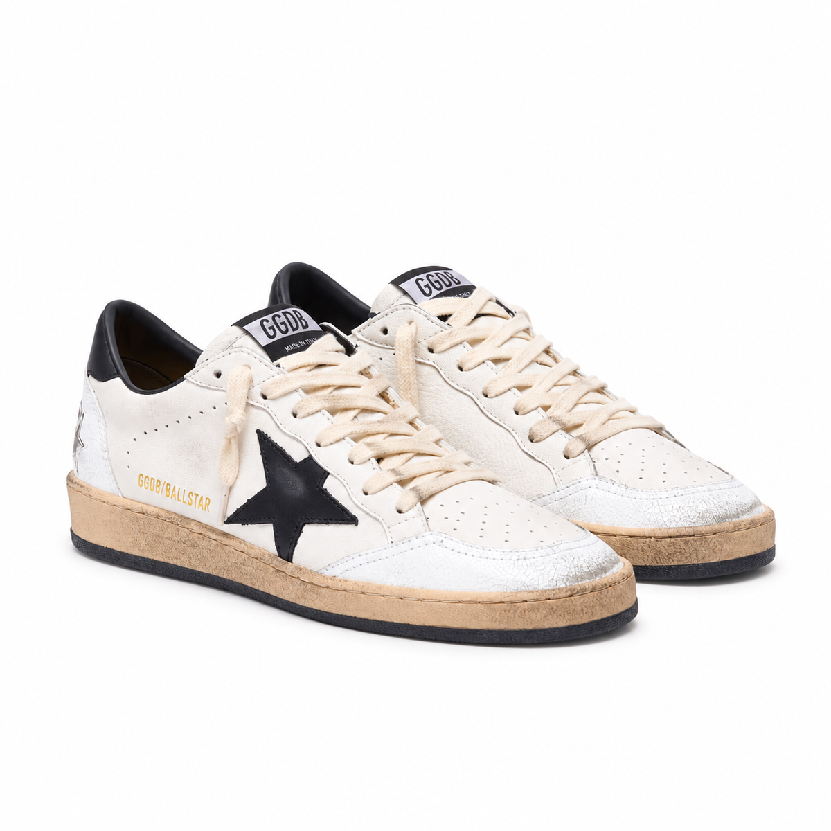 Par Golden Goose Ball Star blanco y negro en perspectiva, con etiquetas GGDB en las lengüetas